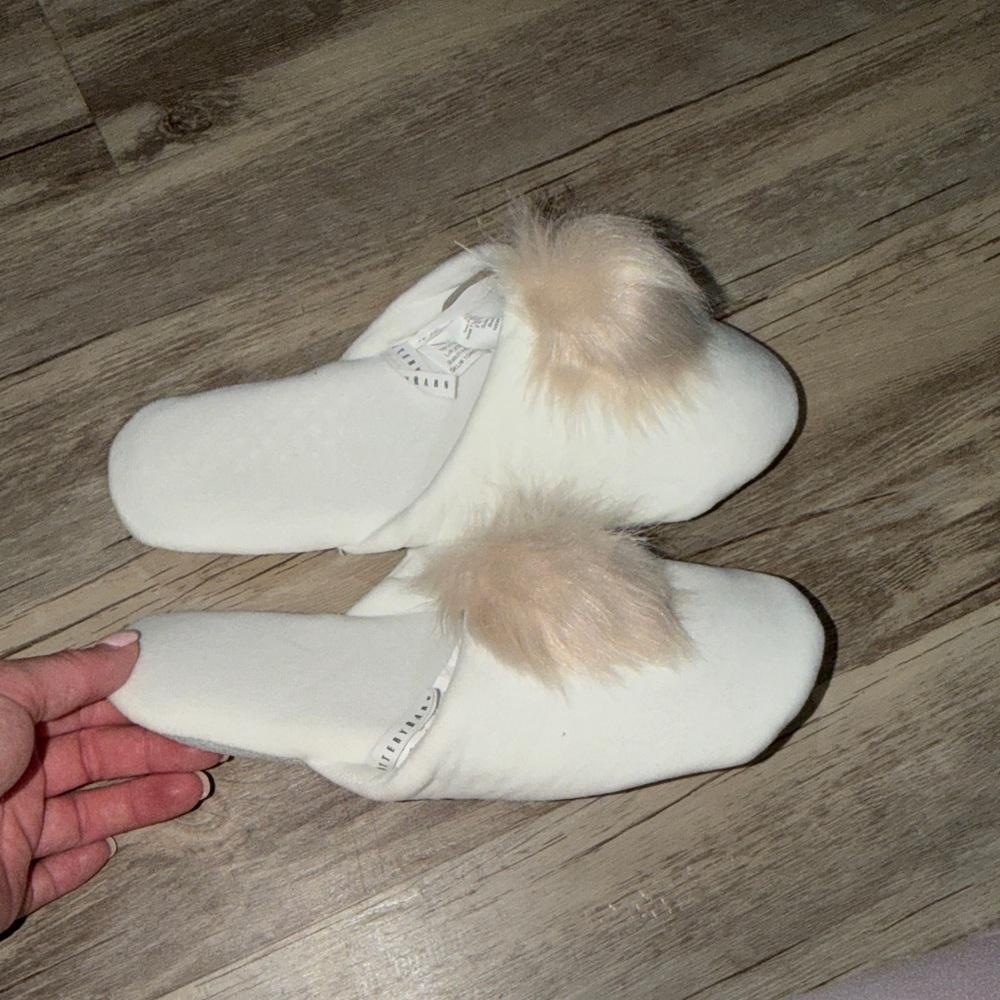 Pottery Barn Women's White Slip-On Slippers with Beige Faux-Fur Pom